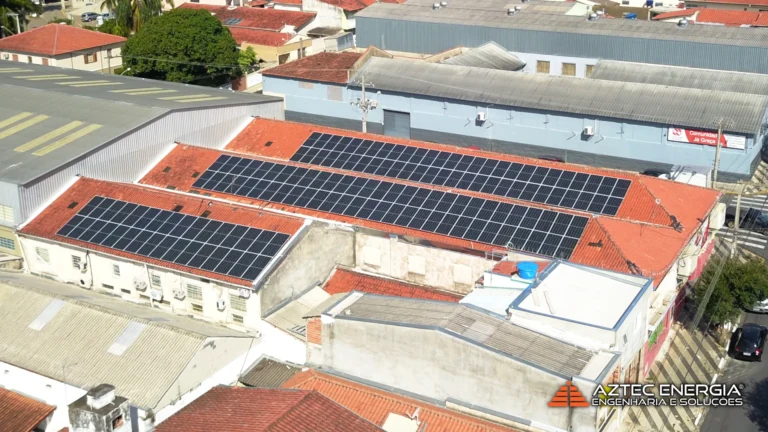 Referência visual de módulos fotovoltaicos em cobertura