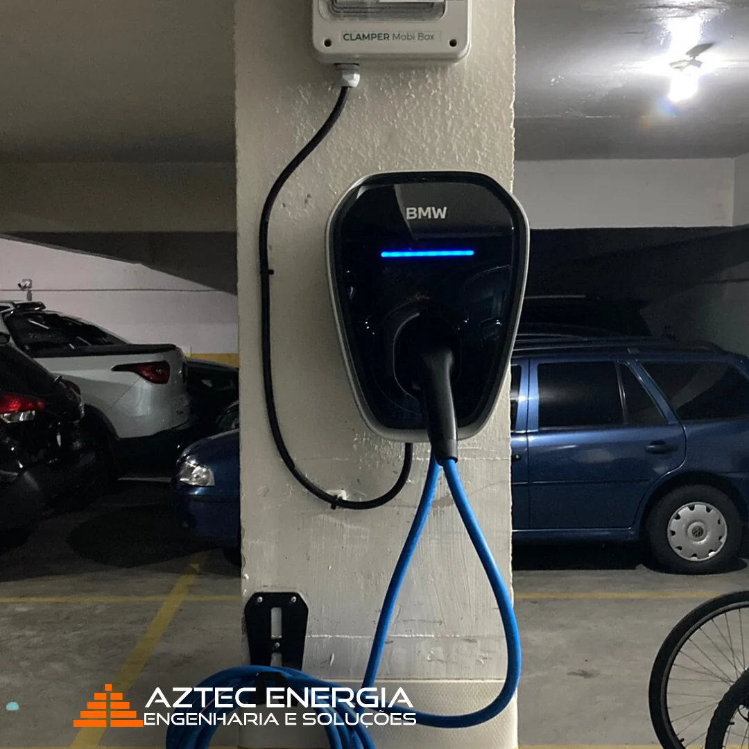 Carregador veicular instalado em garagem
