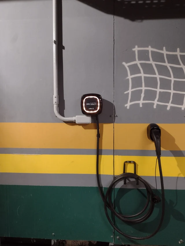 Detalhe de um ponto de recarga no Club Athletico Paulistano