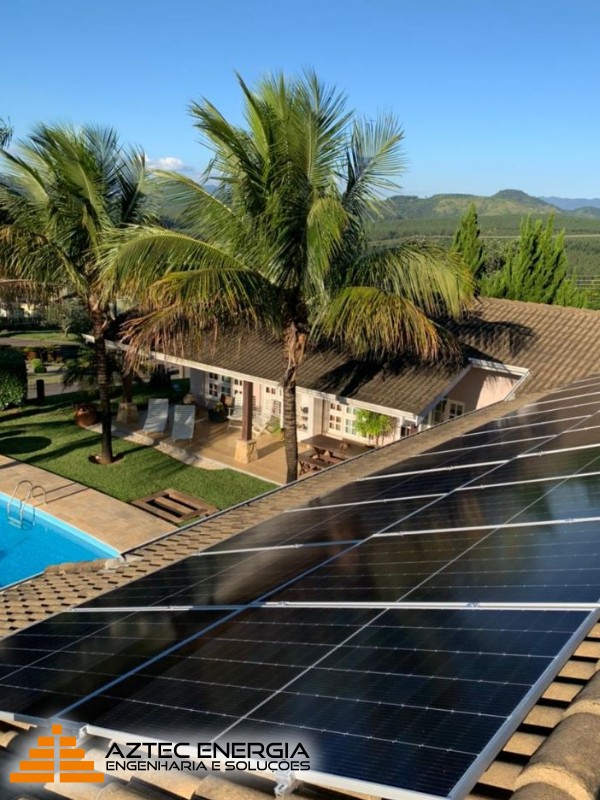 Painéis fotovoltáicos instalados pela Aztec em uma casa com área verde.