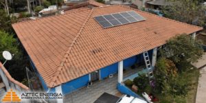 Residência com cinco módulos fotovoltaicos.