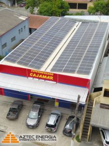 Supermercado com painéis fotovoltaicos instalados pela Aztec.