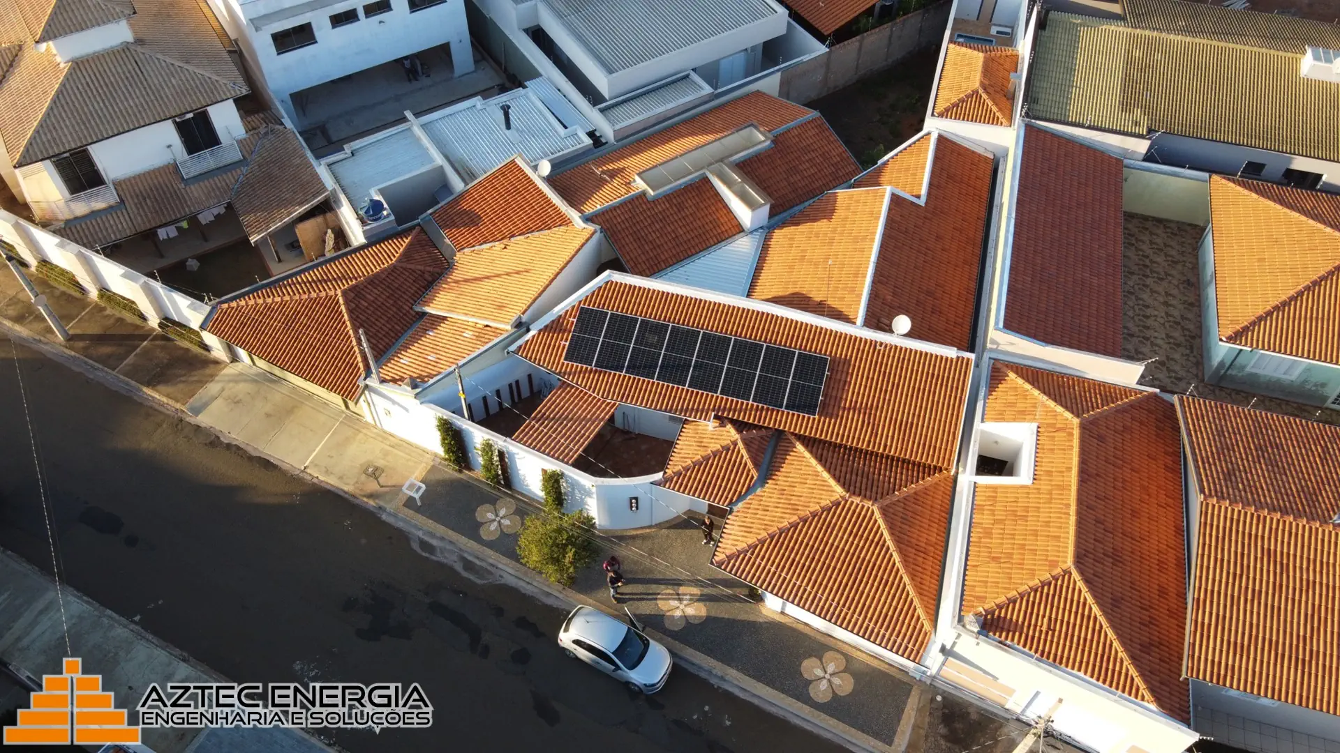 Residência de Pirassununga com um sistema de energia solar fotovoltaica no telhado.