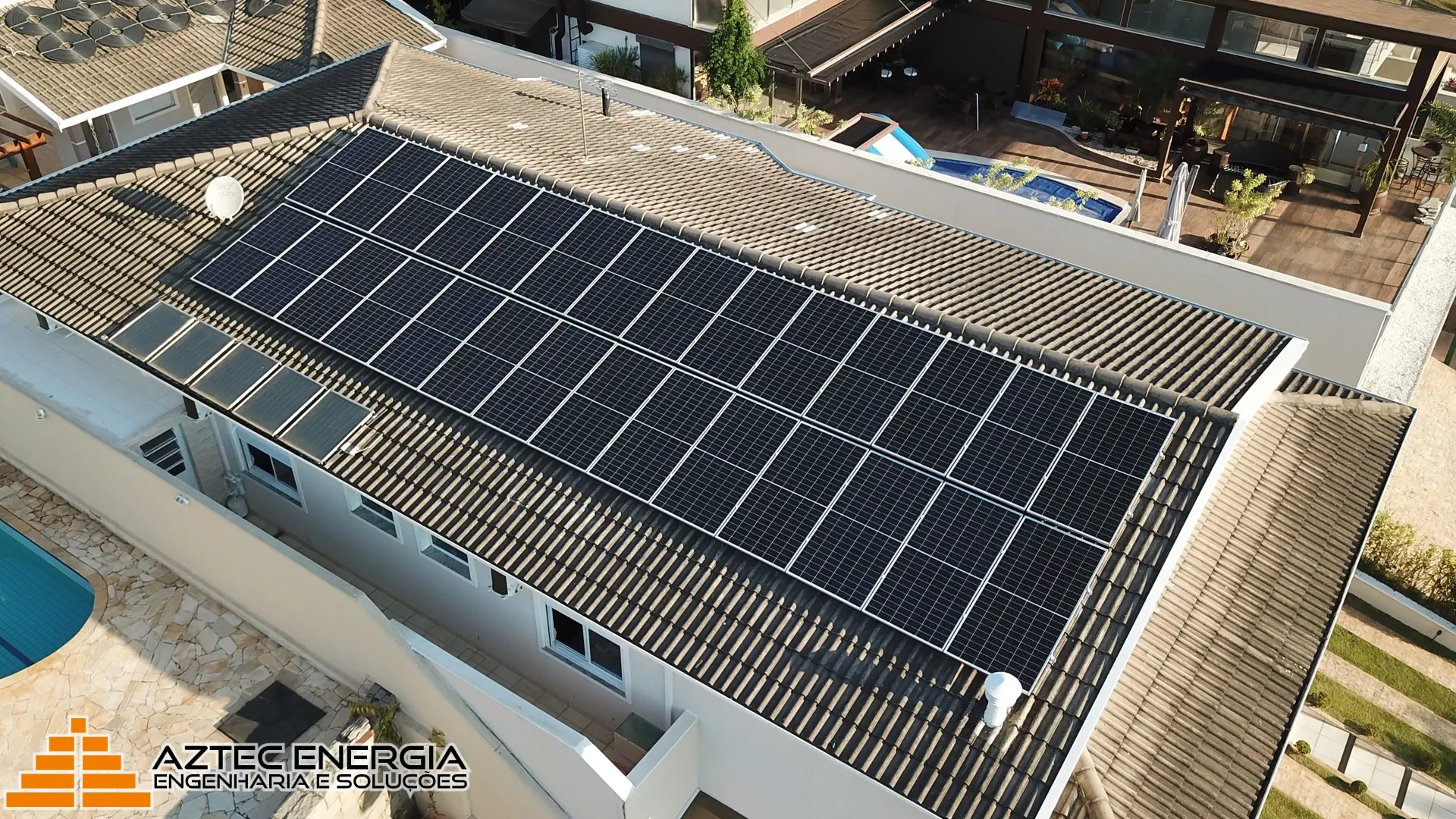 Vinte e oito módulos de energia solar em uma residência de Colinas de São Francisco.