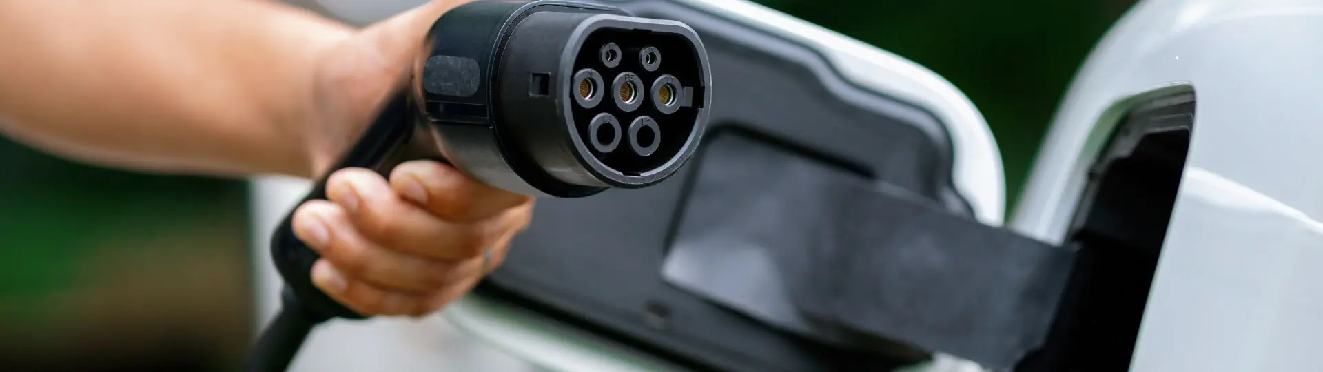 Recarga de Veículos Elétricos: Carregadores e Tomada para Carros Elétricos