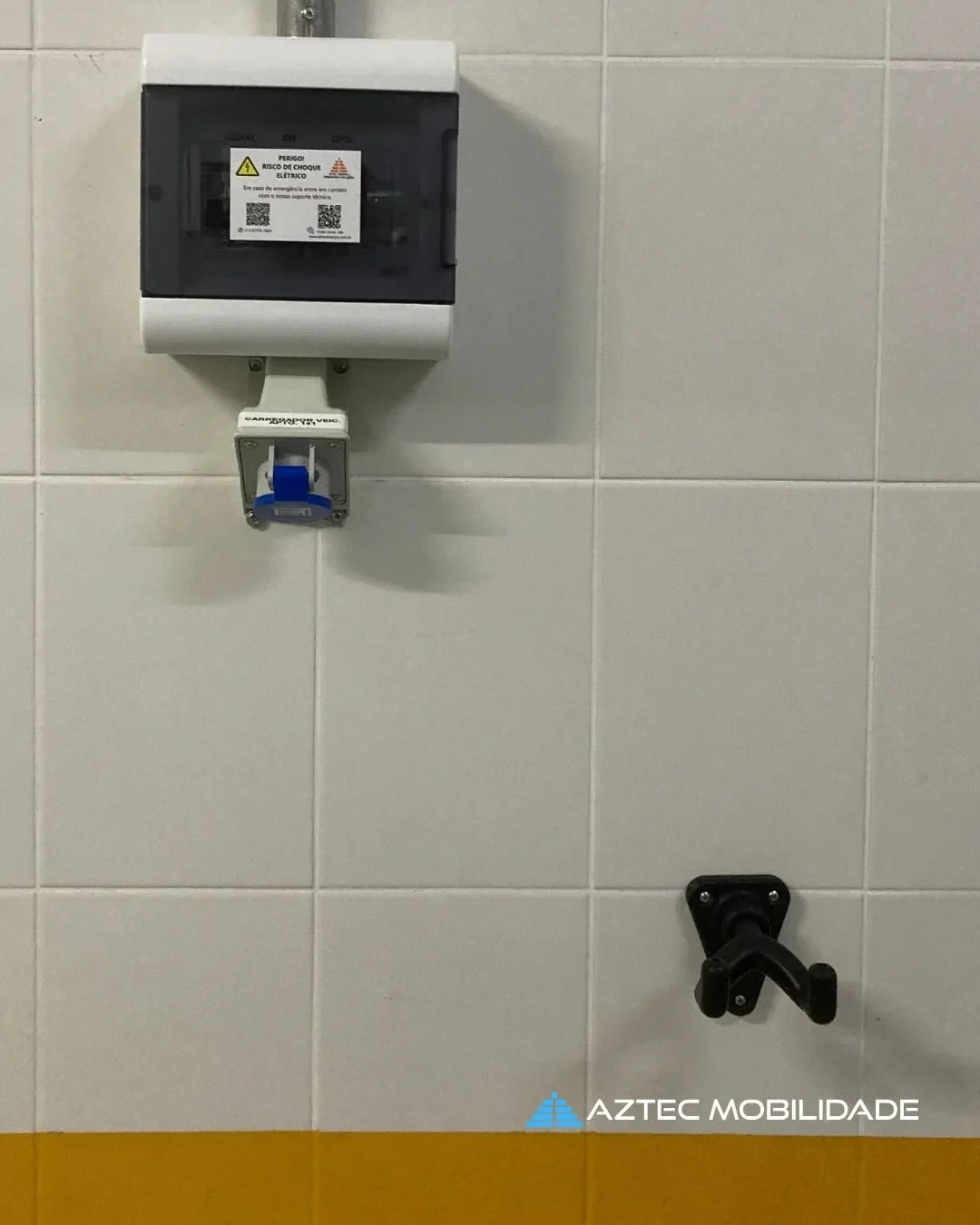 Tomada e gancho para carregador portátil de carro elétrico