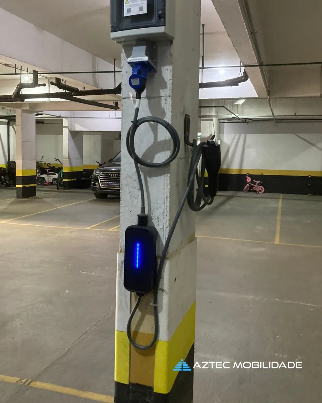 Tomada e gancho para carregador portátil de carro elétrico